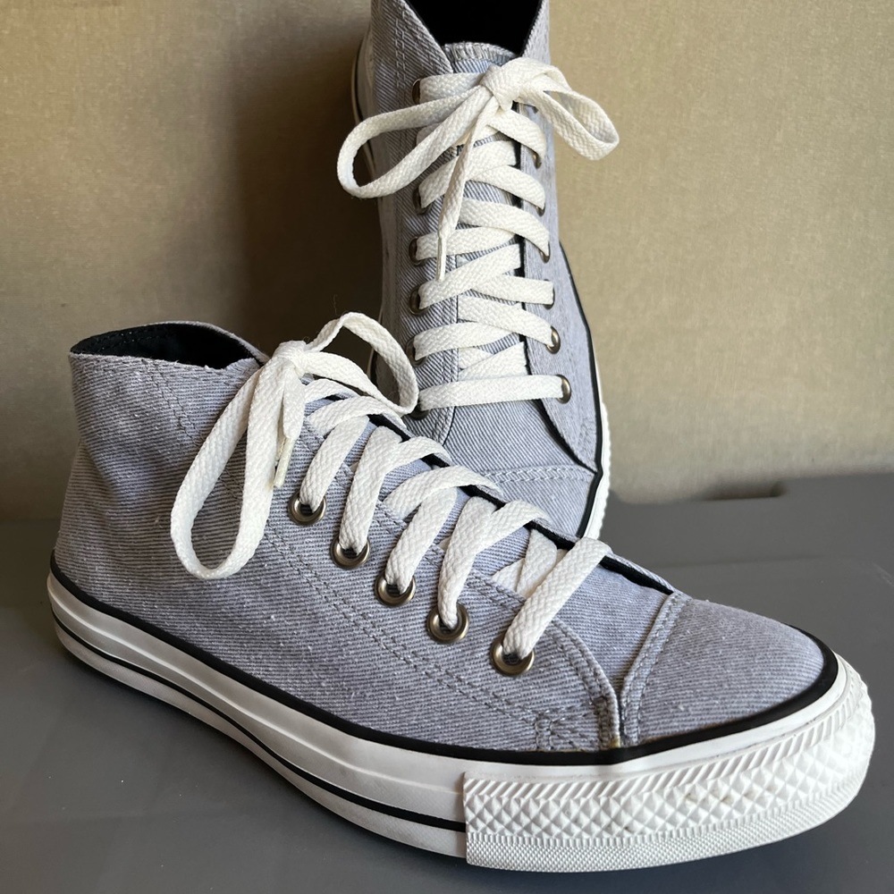 Converse Chuck Taylor’s All Star midtop gray sneakers. Women’s 9, Men’s 7.